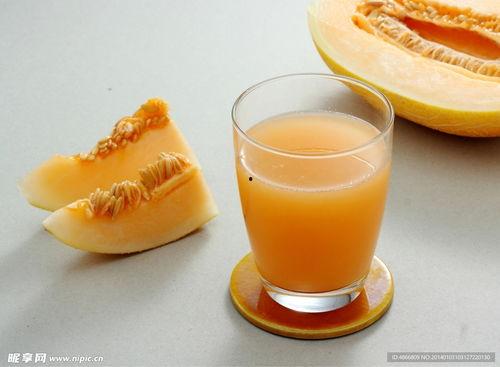 坐着吃哈密瓜,品味哈密瓜的甘甜时光