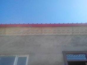 房檐下面吃瓜,夏日闲情逸致图