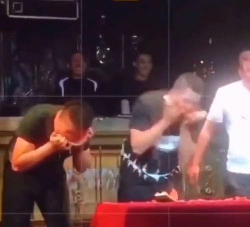 请你吃瓜搞笑作者,揭秘“请你吃瓜”搞笑作者背后的搞笑秘籍