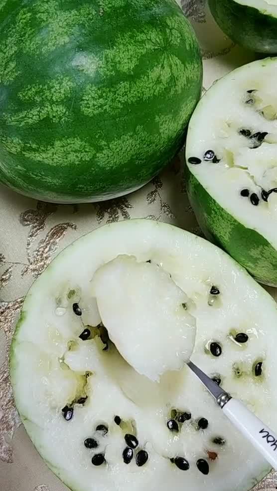 围着火炉吃籽瓜,冬日里的温馨食趣