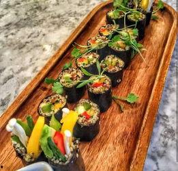 外国小哥吃蛇瓜,体验中国独特美食文化