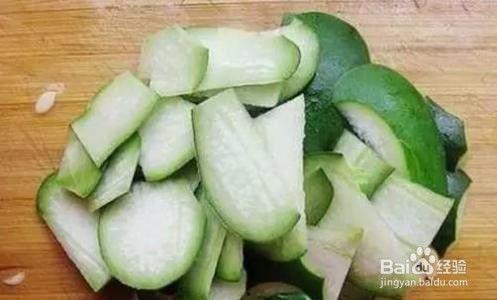 路过的人吃瓜,路人围观，吃瓜群众热议一幕