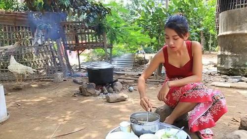 美女老乡吃瓜图片