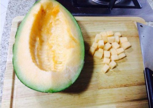 崽子吃哈密瓜,甜蜜滋味尽享其中