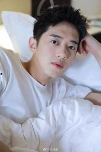 梁靖康吃瓜场面图片