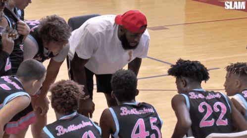 布朗尼队友吃瓜,一场篮球场上的“吃瓜”盛宴”